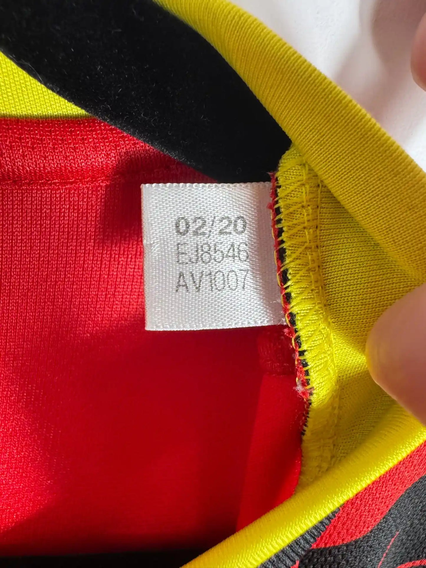 Étiquette intérieure d'authenticité avec code Adidas EJ8546 prouvant l'originalité du maillot Belgique home Euro 2020 génération dorée Hazard