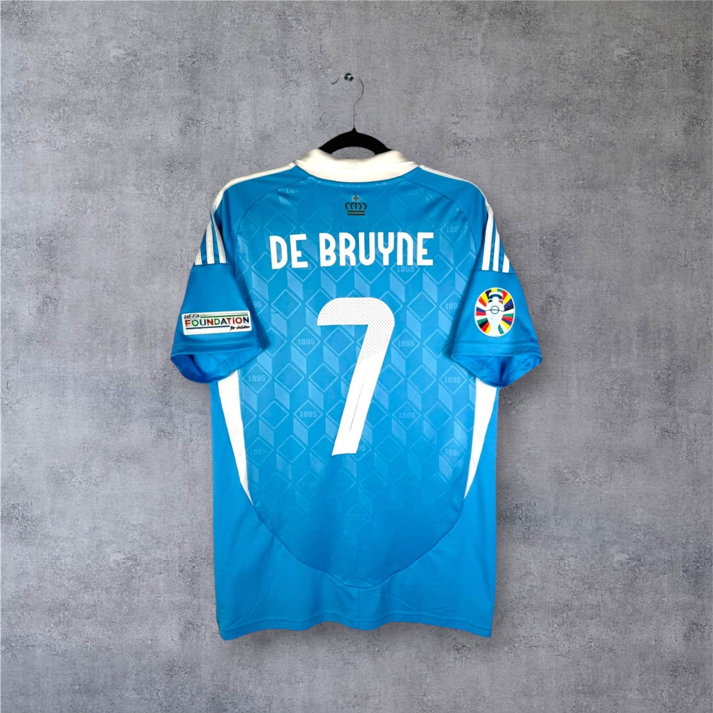 Dos du maillot Belgique Extérieur 2024 bleu clair avec flocage blanc DE BRUYNE 7 et patchs Euro 2024.