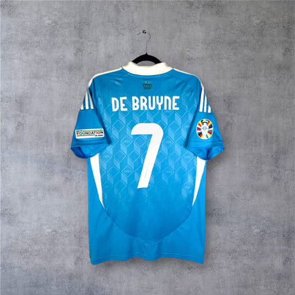Dos du maillot Belgique Extérieur 2024 bleu clair avec flocage blanc DE BRUYNE 7 et patchs Euro 2024.