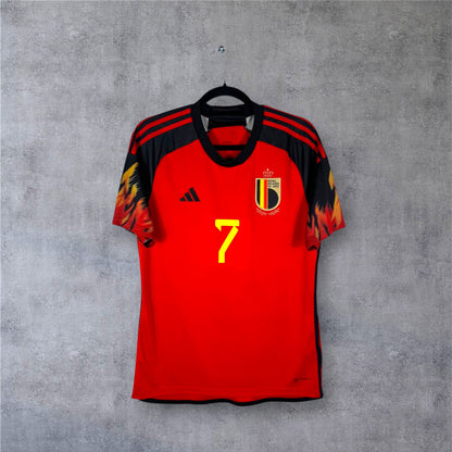 Vue de face du maillot Belgique 2022 domicile rouge avec manches à motifs flammes noires.