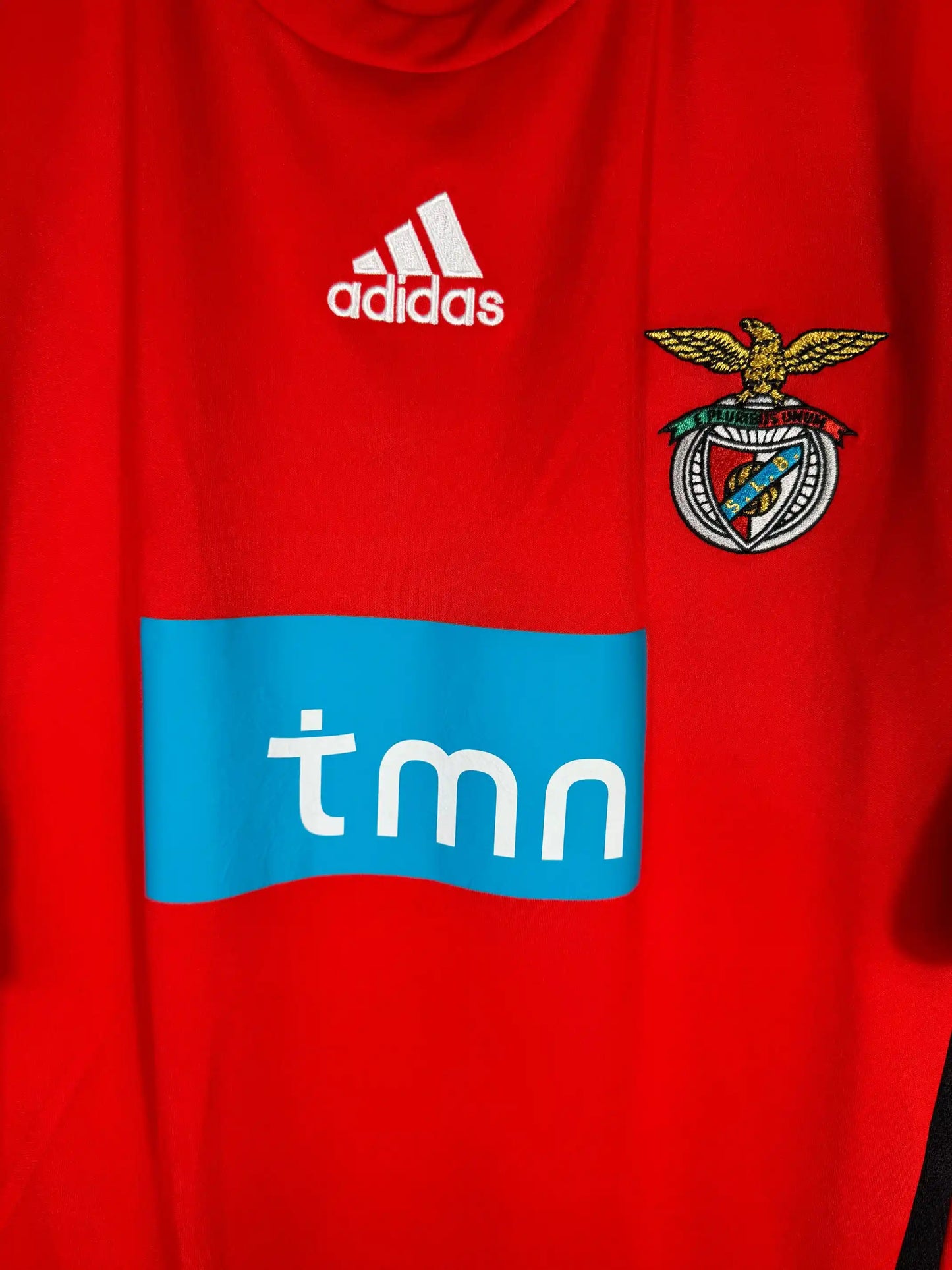 Détail sponsor TMN Telecomunicações Móveis Nacionais et écusson Sport Lisboa e Benfica sur maillot domicile 2008-2009