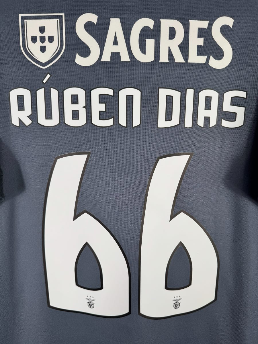 Gros plan du flocage RÚBEN DIAS 66 avec écusson Benfica dans les chiffres, maillot extérieur 2017-2018