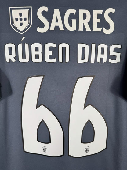 Gros plan du flocage RÚBEN DIAS 66 avec écusson Benfica dans les chiffres, maillot extérieur 2017-2018