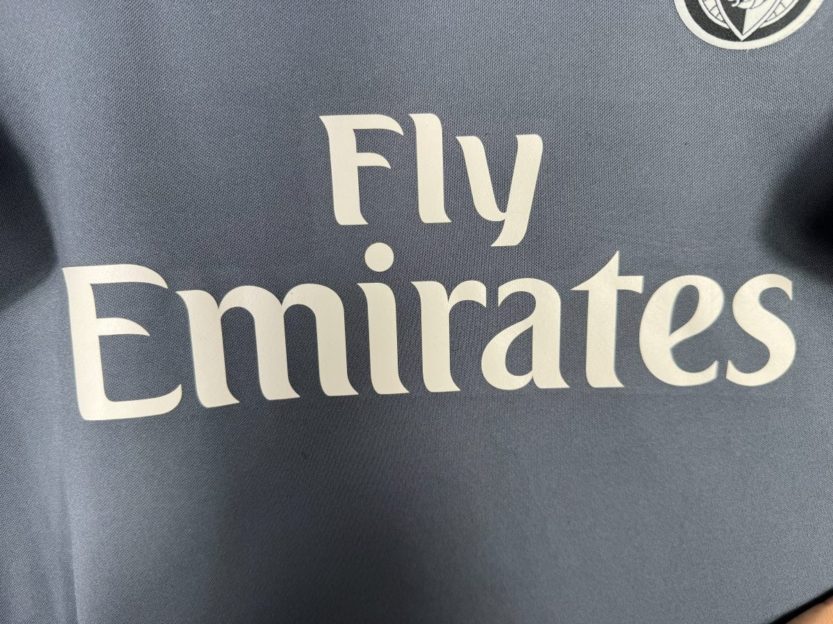 Détail du sponsor Fly Emirates sur le maillot Benfica 2017-2018 extérieur