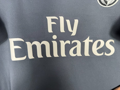 Détail du sponsor Fly Emirates sur le maillot Benfica 2017-2018 extérieur