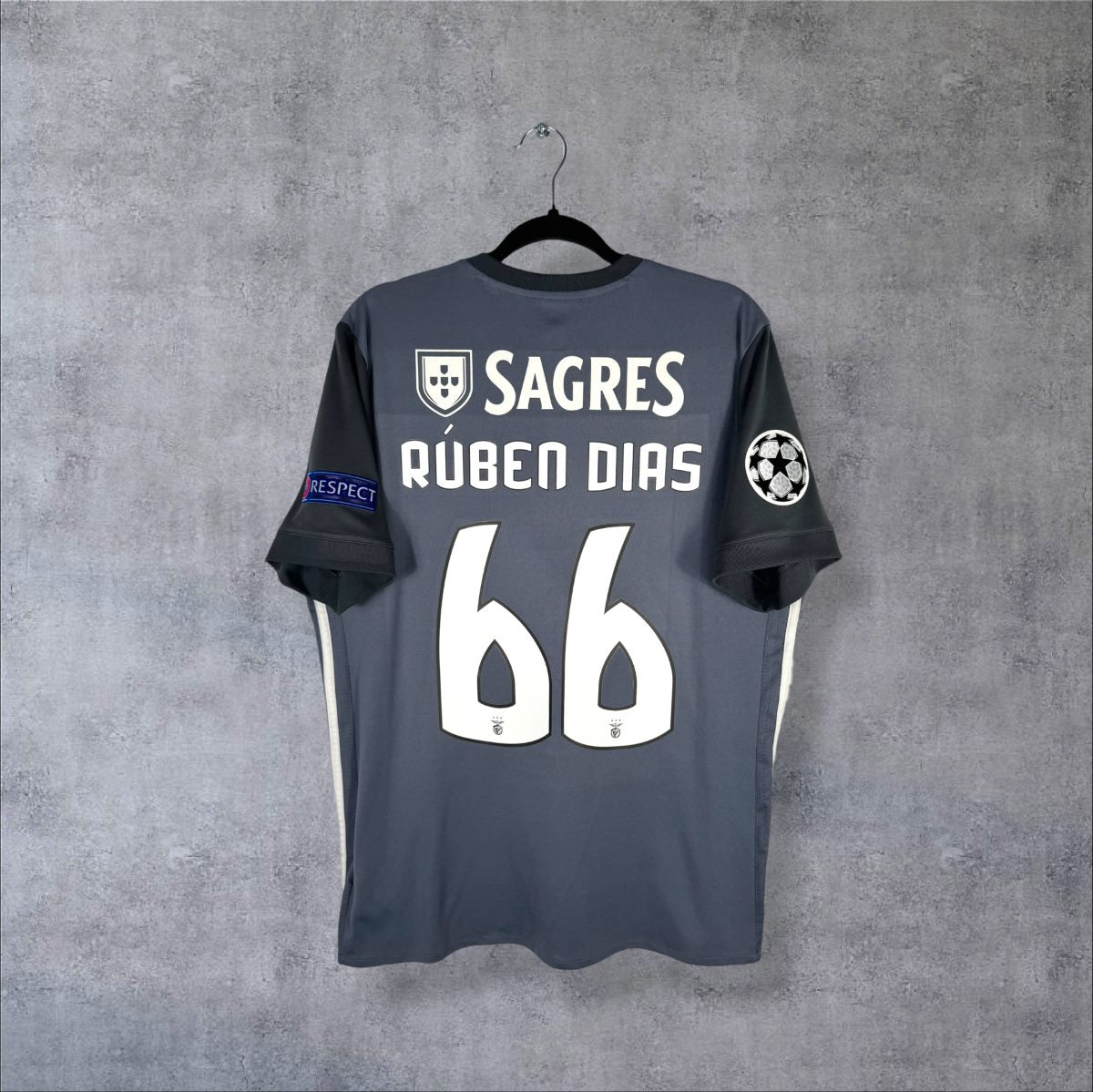 Dos du maillot Benfica 2017-2018 extérieur gris avec flocage RÚBEN DIAS numéro 66 et sponsor Sagres