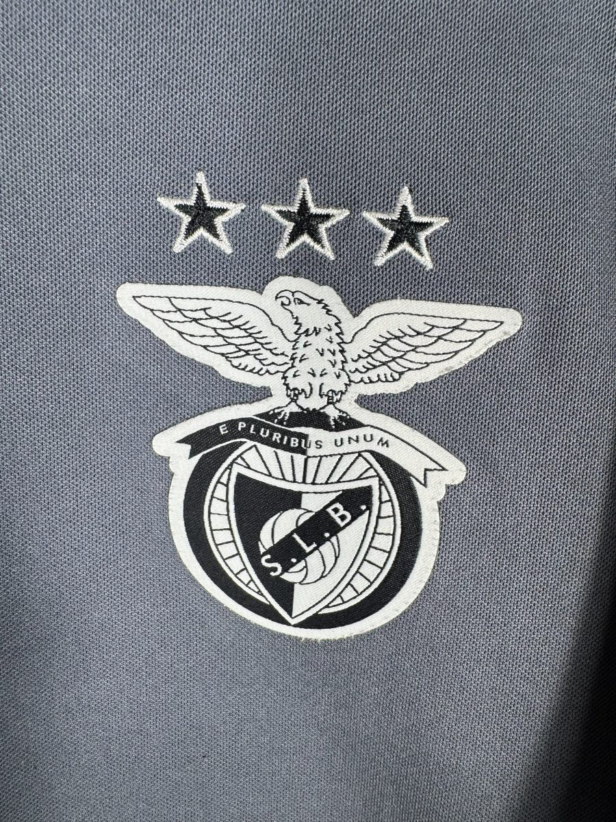 Écusson à l'aigle du Benfica et ses trois étoiles brodées sur le maillot extérieur 2017-2018