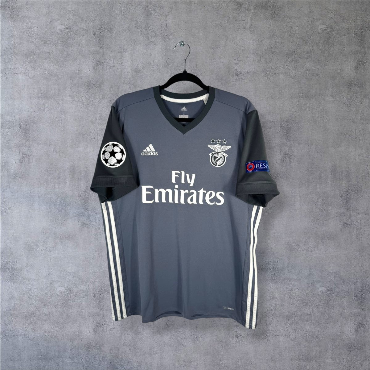 Face du maillot Benfica 2017-2018 extérieur adidas gris anthracite, Fly Emirates et patch Ligue des Champions