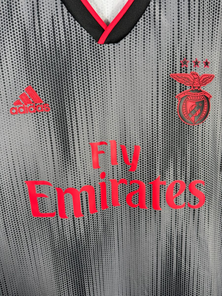 Détail de l'écusson Benfica à l'aigle et à la devise E Pluribus Unum surmonté de trois étoiles, maillot 2019-2020