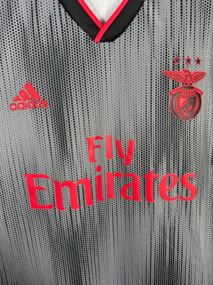 Détail de l'écusson Benfica à l'aigle et à la devise E Pluribus Unum surmonté de trois étoiles, maillot 2019-2020