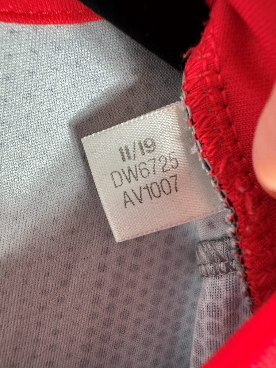 Étiquette intérieure adidas du maillot Benfica 2019-2020 extérieur, référence DW6725 datée 11/19
