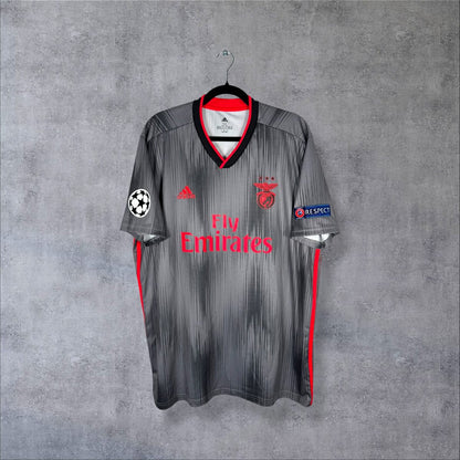 Face du maillot Benfica 2019-2020 extérieur adidas gris, sponsor Fly Emirates rouge et col en V noir