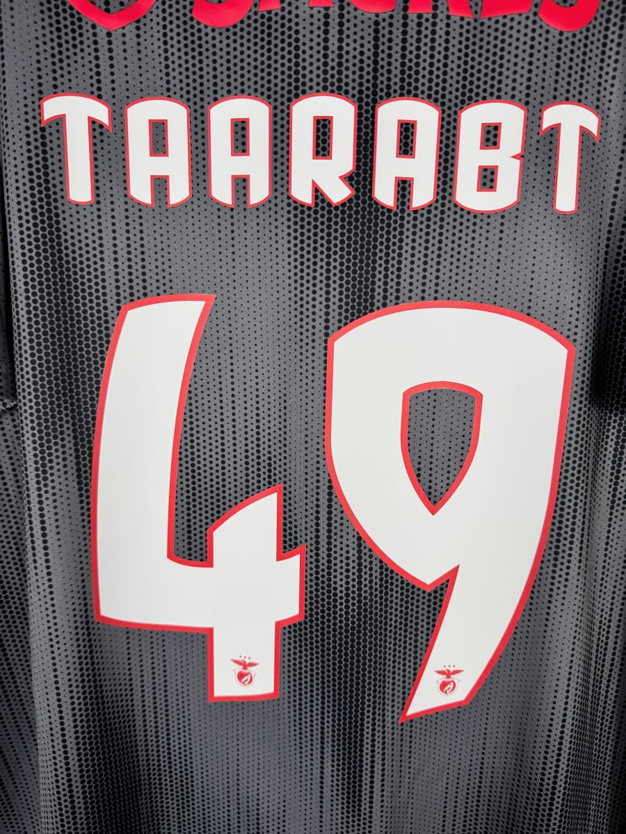 Gros plan du flocage Taarabt N°49 avec écussons Benfica intégrés, maillot extérieur 2019-2020