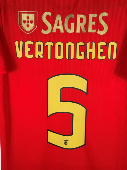 Détail flocage VERTONGHEN 5 jaune or, maillot Benfica domicile 2020-2021