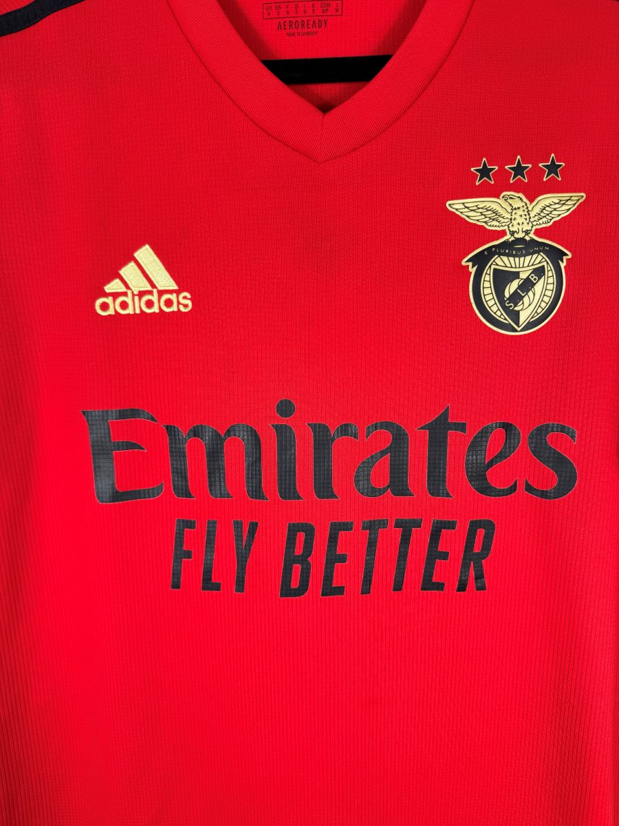 Écusson Benfica à l'aigle brodé or et sponsor Emirates, maillot domicile 2020-2021