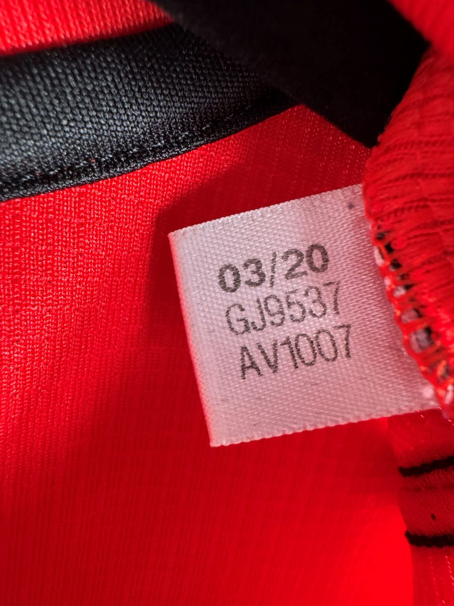 Étiquette adidas code GJ9537 date 03/20, maillot Benfica domicile 2020-2021