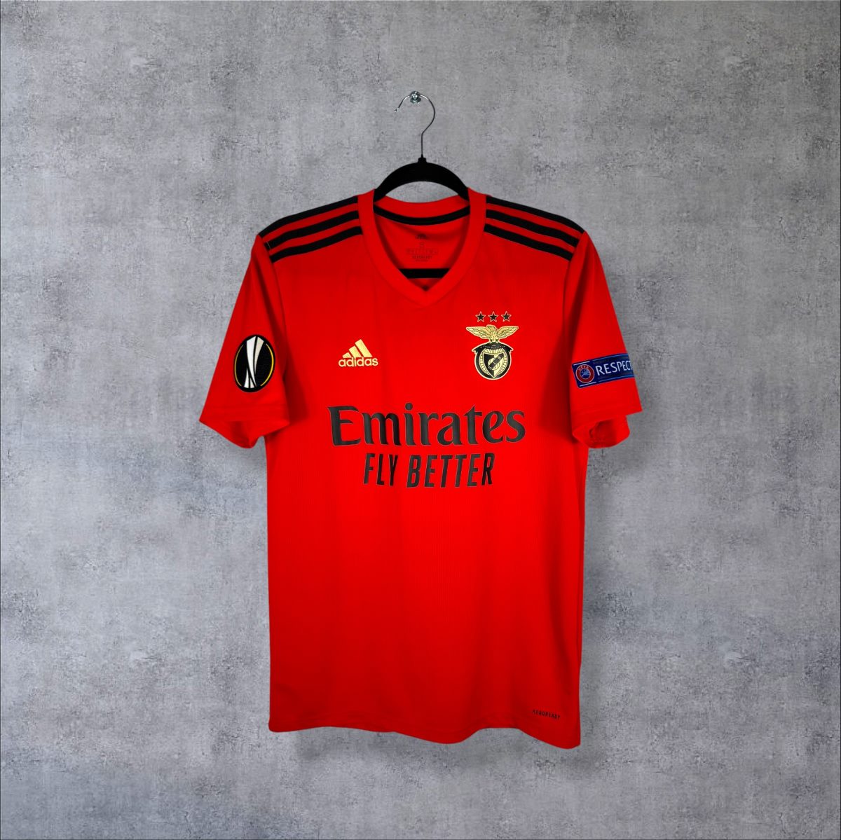 Maillot Benfica domicile 2020-2021 adidas rouge de face, col en V, sponsor Emirates Fly Better