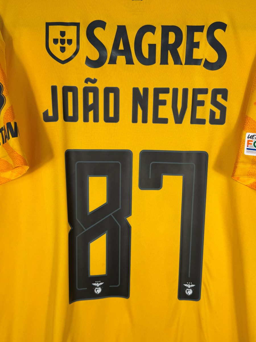 Détail du flocage noir JOÃO NEVES N°87 et du sponsor Sagres sur le maillot Benfica 2022-2023