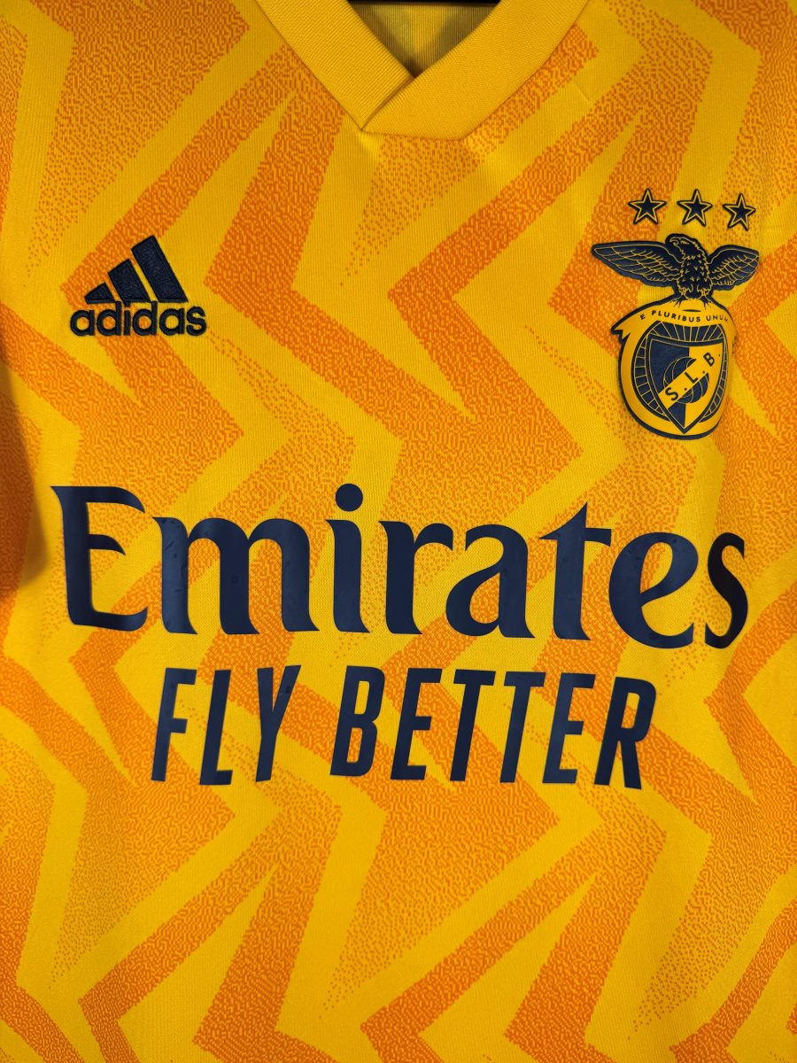 Écusson brodé à l'aigle du Benfica et trois étoiles sur le maillot extérieur jaune 2022-2023