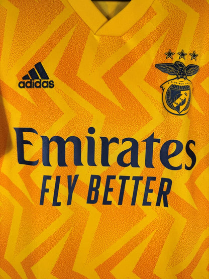 Écusson brodé à l'aigle du Benfica et trois étoiles sur le maillot extérieur jaune 2022-2023