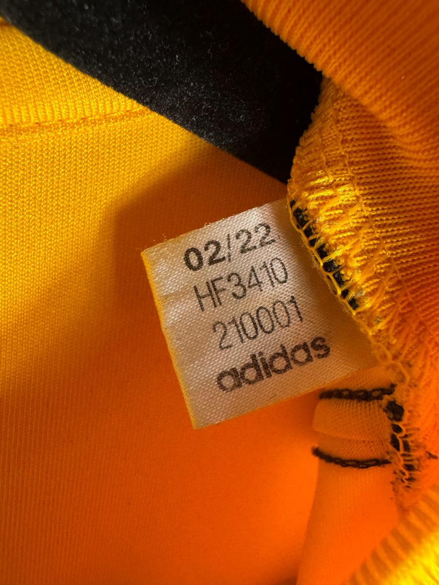 Étiquette intérieure adidas du maillot Benfica 2022-2023 : date 02/22 et référence HF3410