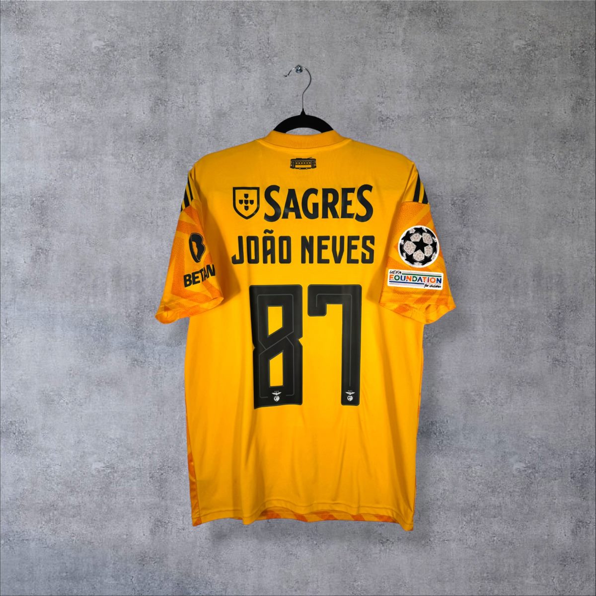 Dos du maillot Benfica 2022-2023 extérieur jaune avec le flocage JOÃO NEVES N°87 et le patch Champions League