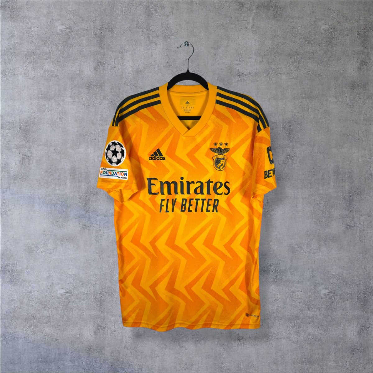 Face du maillot Benfica 2022-2023 extérieur jaune à motif zigzag, sponsor Emirates Fly Better
