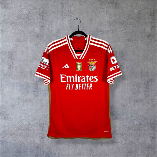 Maillot Benfica domicile 2023-2024 adidas de face, sponsor Emirates Fly Better