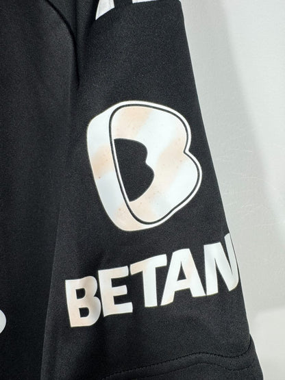 Défaut du maillot Benfica 2023-2024 : légères traces colorées sur le logo Betano de la manche