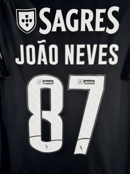 Détail du flocage JOÃO NEVES N°87 et du sponsor Sagres sur le maillot Benfica 2023-2024