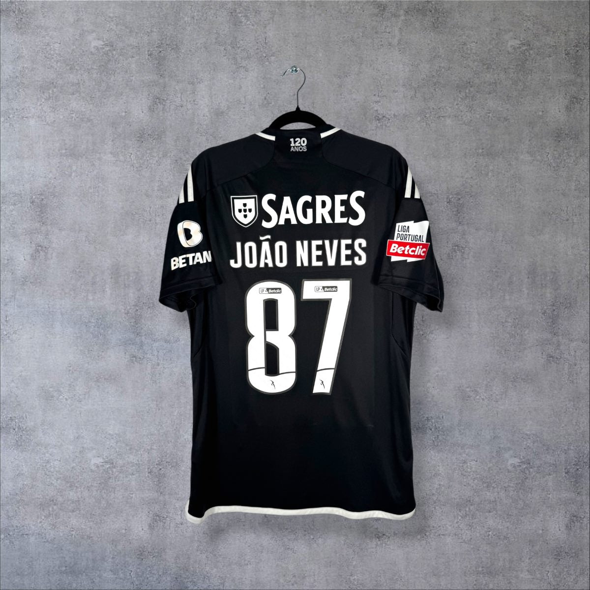Dos du maillot Benfica 2023-2024 extérieur avec le flocage JOÃO NEVES N°87 et la mention 120 ANOS au col