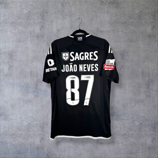 Dos du maillot Benfica 2023-2024 extérieur avec le flocage JOÃO NEVES N°87 et la mention 120 ANOS au col