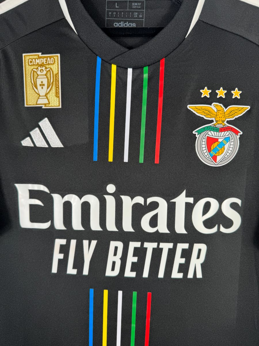 Écusson brodé à l'aigle du Benfica surmonté des trois étoiles sur le maillot extérieur 2023-2024