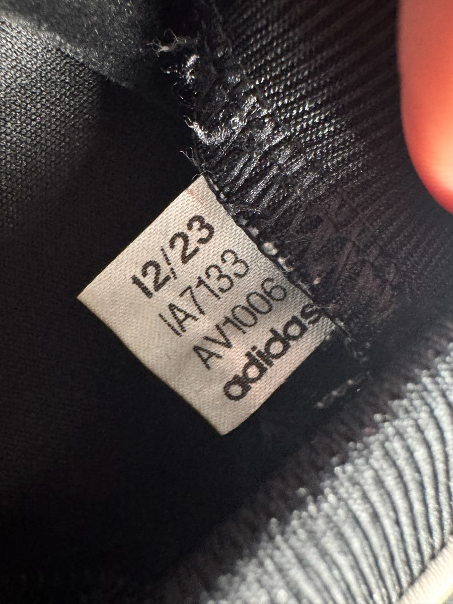 Étiquette intérieure adidas du maillot Benfica 2023-2024 : date 12/23 et référence IA7133