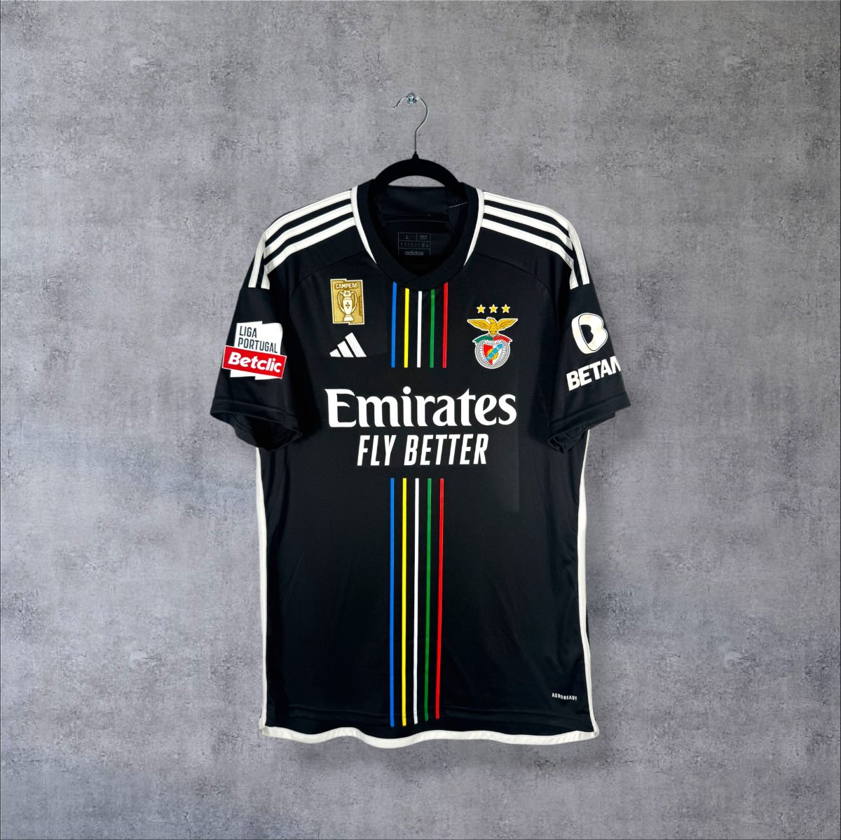 Face du maillot Benfica 2023-2024 extérieur noir à bande multicolore, sponsor Emirates Fly Better