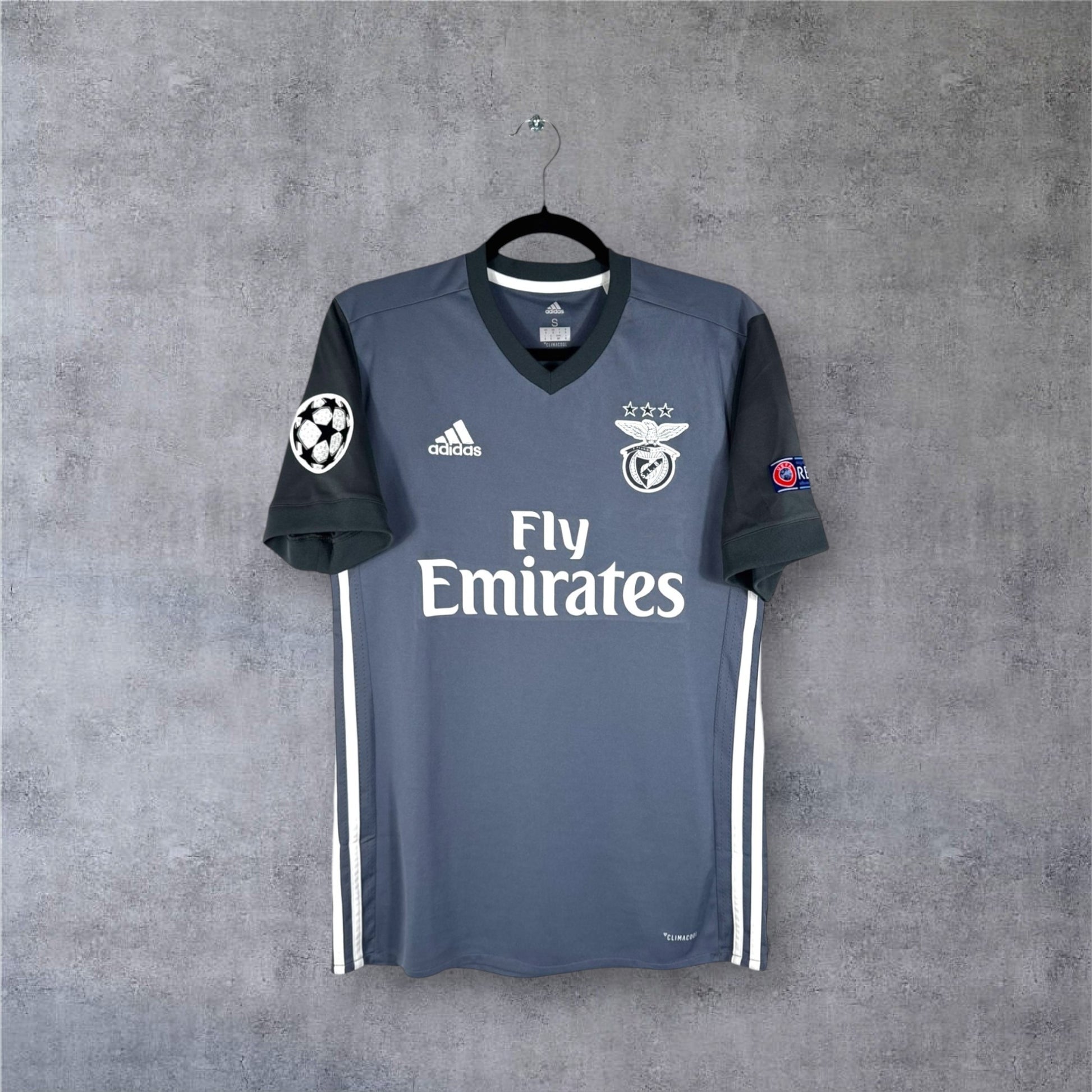 Vue de face du maillot SL Benfica Extérieur 2017/18 gris anthracite avec sponsor Fly Emirates.