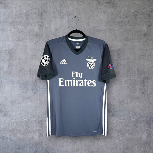 Vue de face du maillot SL Benfica Extérieur 2017/18 gris anthracite avec sponsor Fly Emirates.