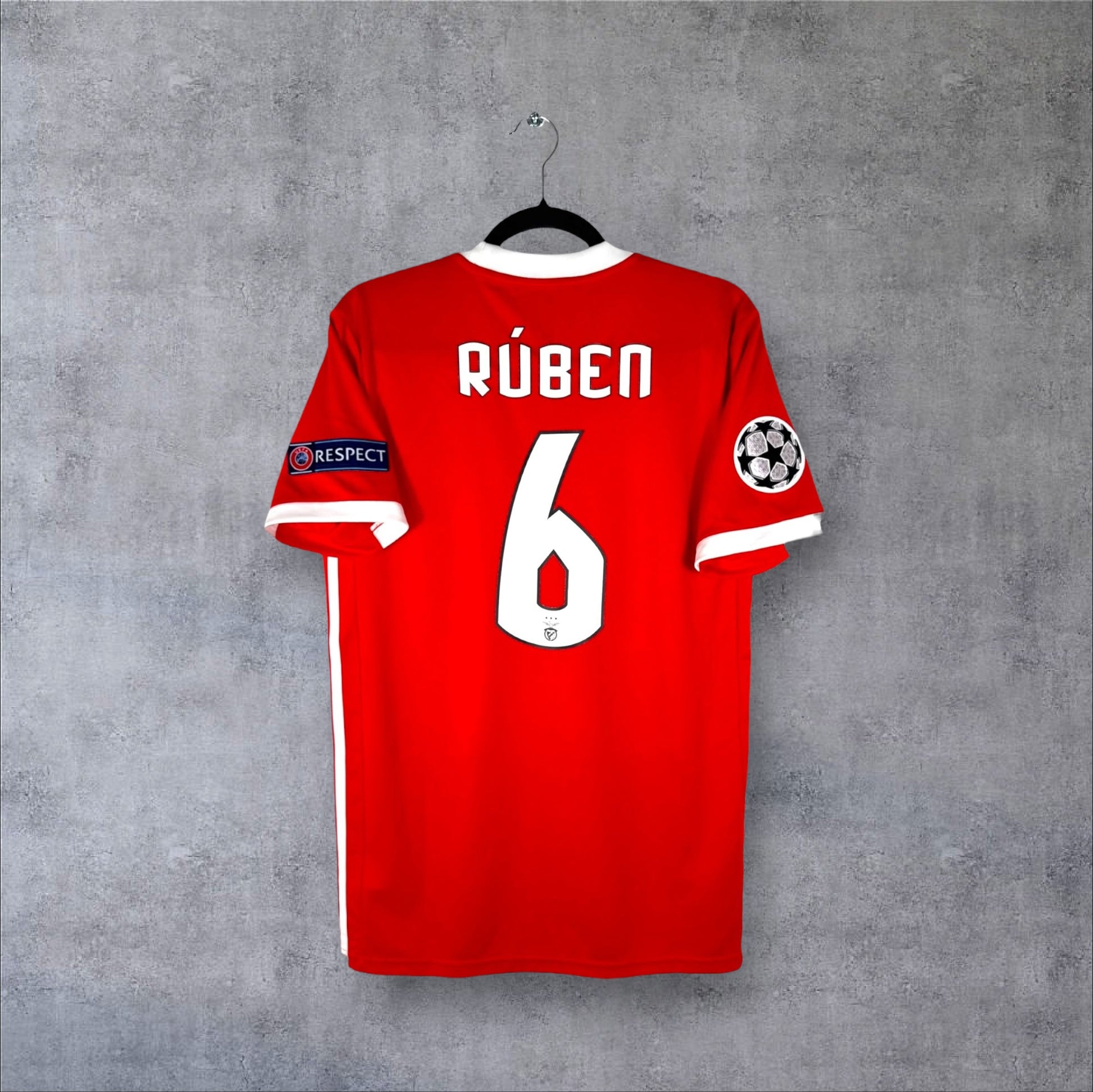 Dos du maillot SL Benfica Domicile 2020 rouge avec flocage blanc RÚBEN 6 et patchs Ligue des Champions.