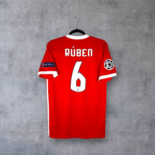 Dos du maillot SL Benfica Domicile 2020 rouge avec flocage blanc RÚBEN 6 et patchs Ligue des Champions.