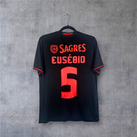 Flocage spécial EUSÉBIO numéro 5 avec sponsor Sagres au dos du maillot Benfica hommage.