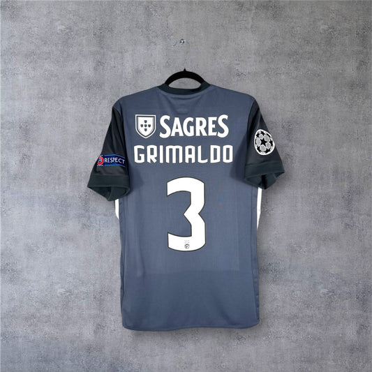 Dos du maillot Benfica Extérieur 2018 gris avec flocage blanc GRIMALDO 3, sponsor Sagres et patchs Ligue des Champions.