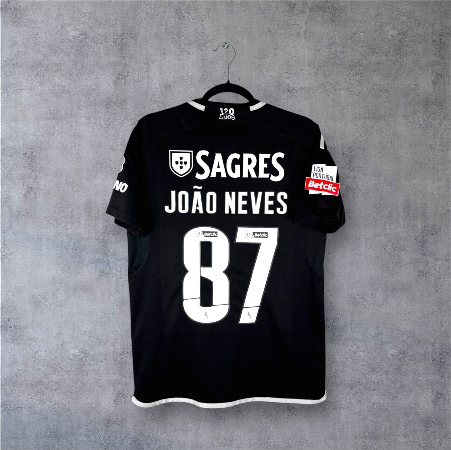 Dos du maillot SL Benfica Extérieur 2024 noir avec flocage blanc JOÃO NEVES 87 et sponsors Sagres et Betclic.
