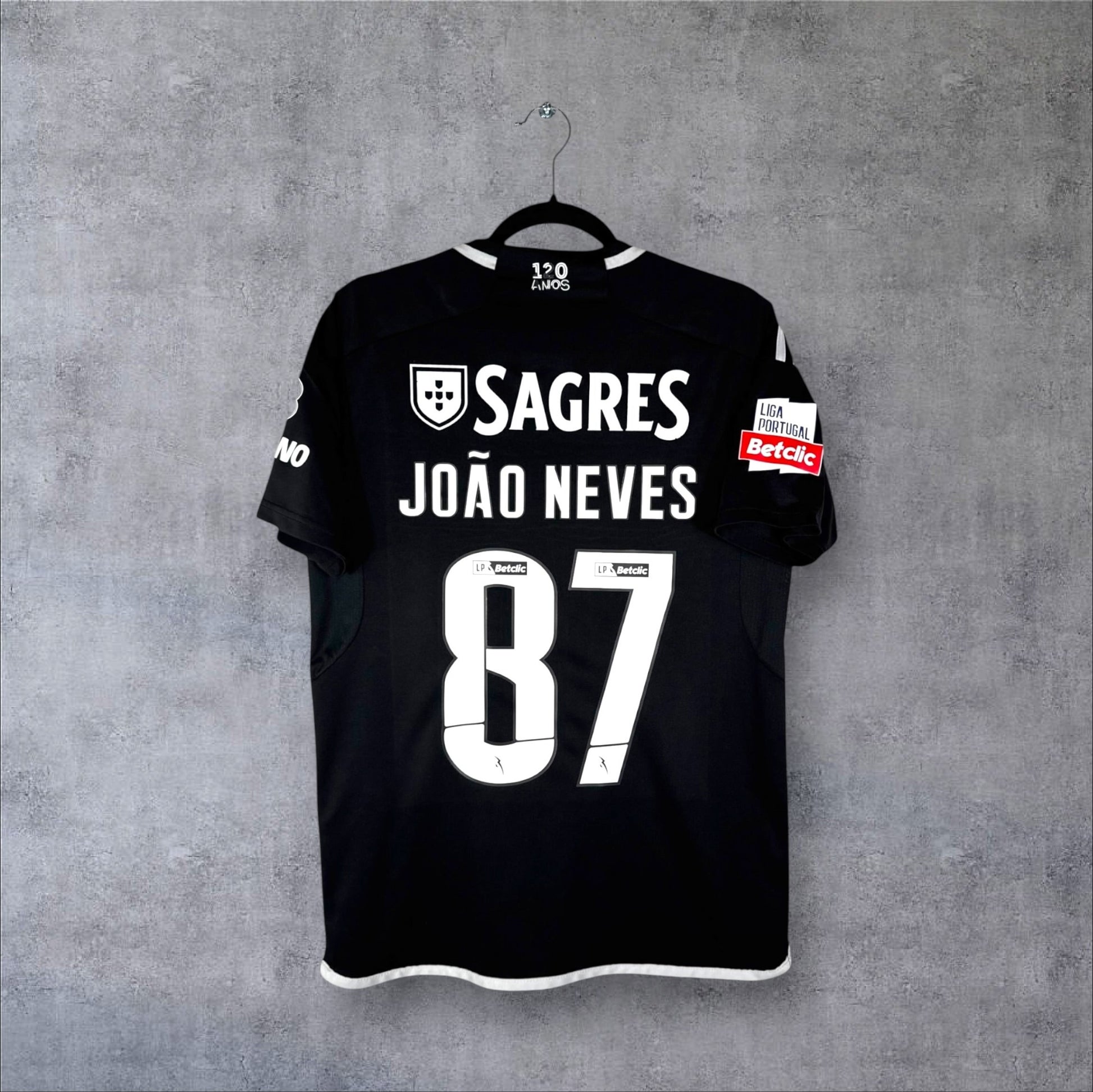 Dos du maillot SL Benfica Extérieur 2024 noir avec flocage blanc JOÃO NEVES 87 et sponsors Sagres et Betclic.