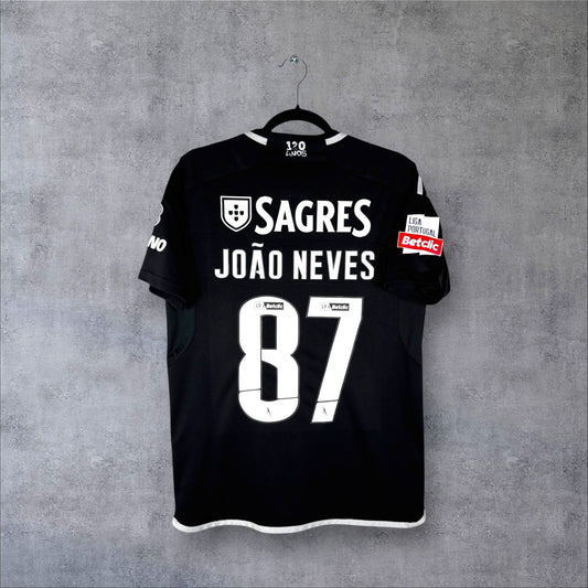 Dos du maillot SL Benfica Extérieur 2024 noir avec flocage blanc JOÃO NEVES 87 et sponsors Sagres et Betclic.