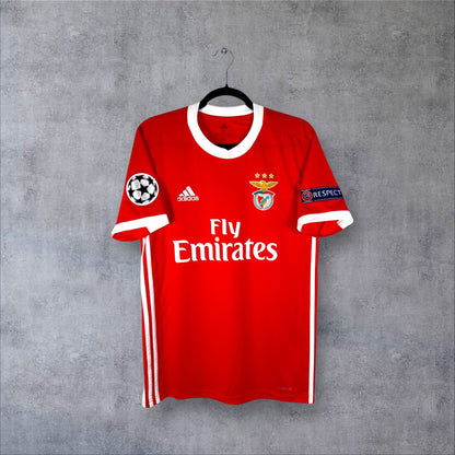 Vue de face du maillot SL Benfica Domicile 2019/20 rouge avec col blanc et sponsor Fly Emirates.