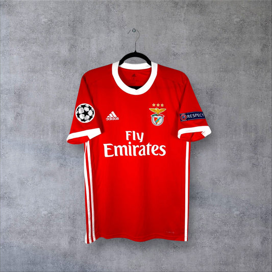 Vue de face du maillot SL Benfica Domicile 2019/20 rouge avec col blanc et sponsor Fly Emirates.