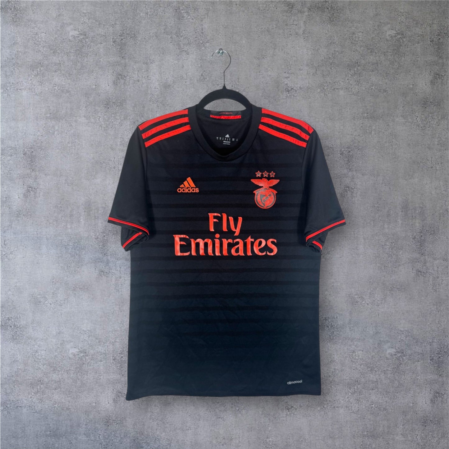 Vue de face du maillot extérieur noir Benfica 2016/17 sponsor Fly Emirates.