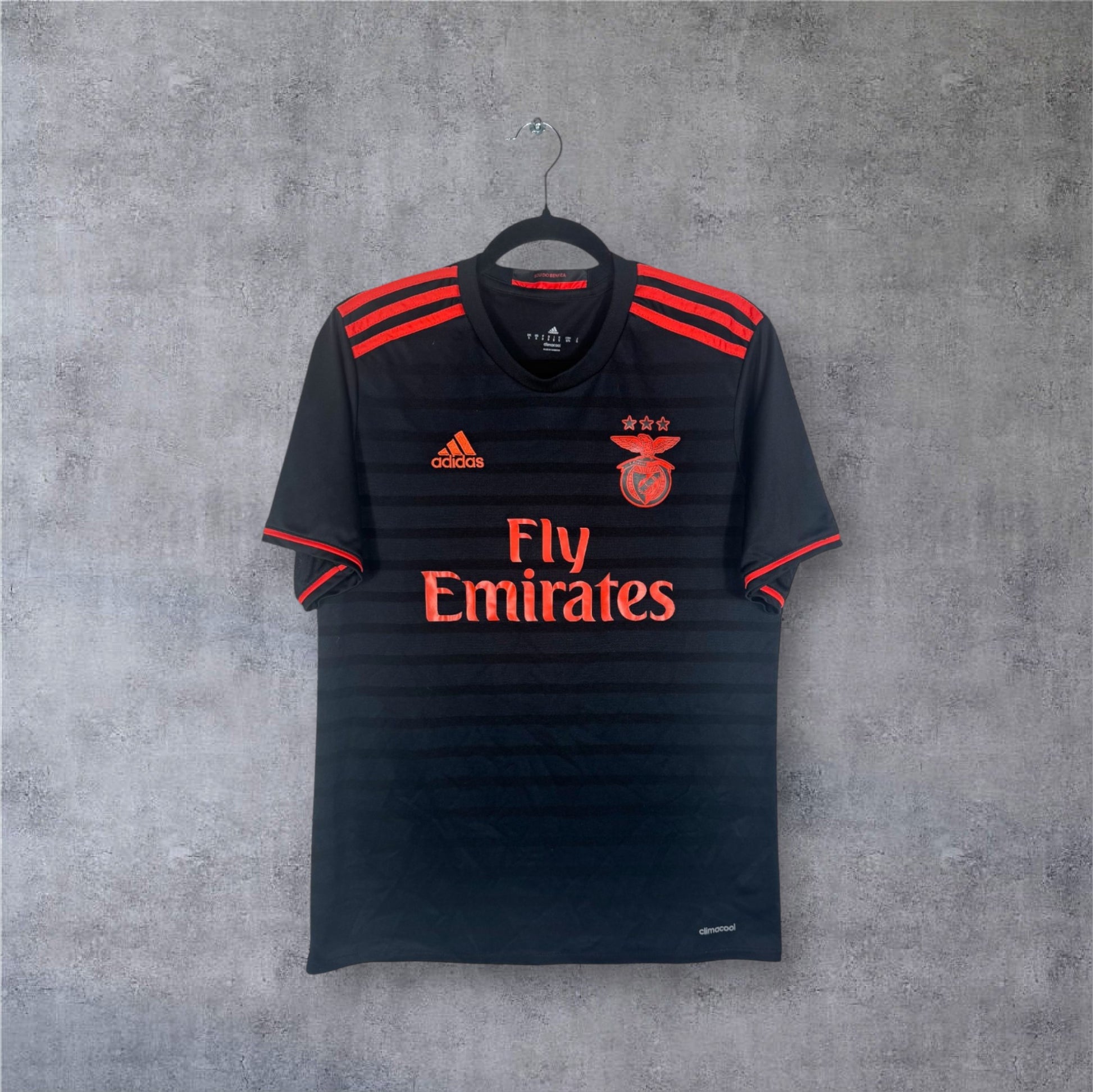 Vue de face du maillot extérieur noir Benfica 2016/17 sponsor Fly Emirates.