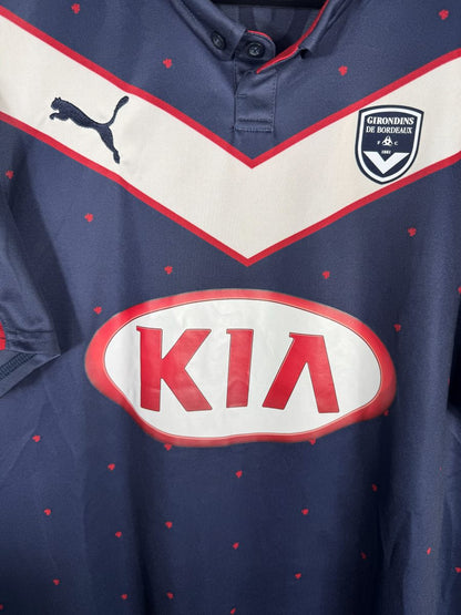 Détail écusson Girondins de Bordeaux F.C. 1881 et sponsor KIA maillot 2014-2015