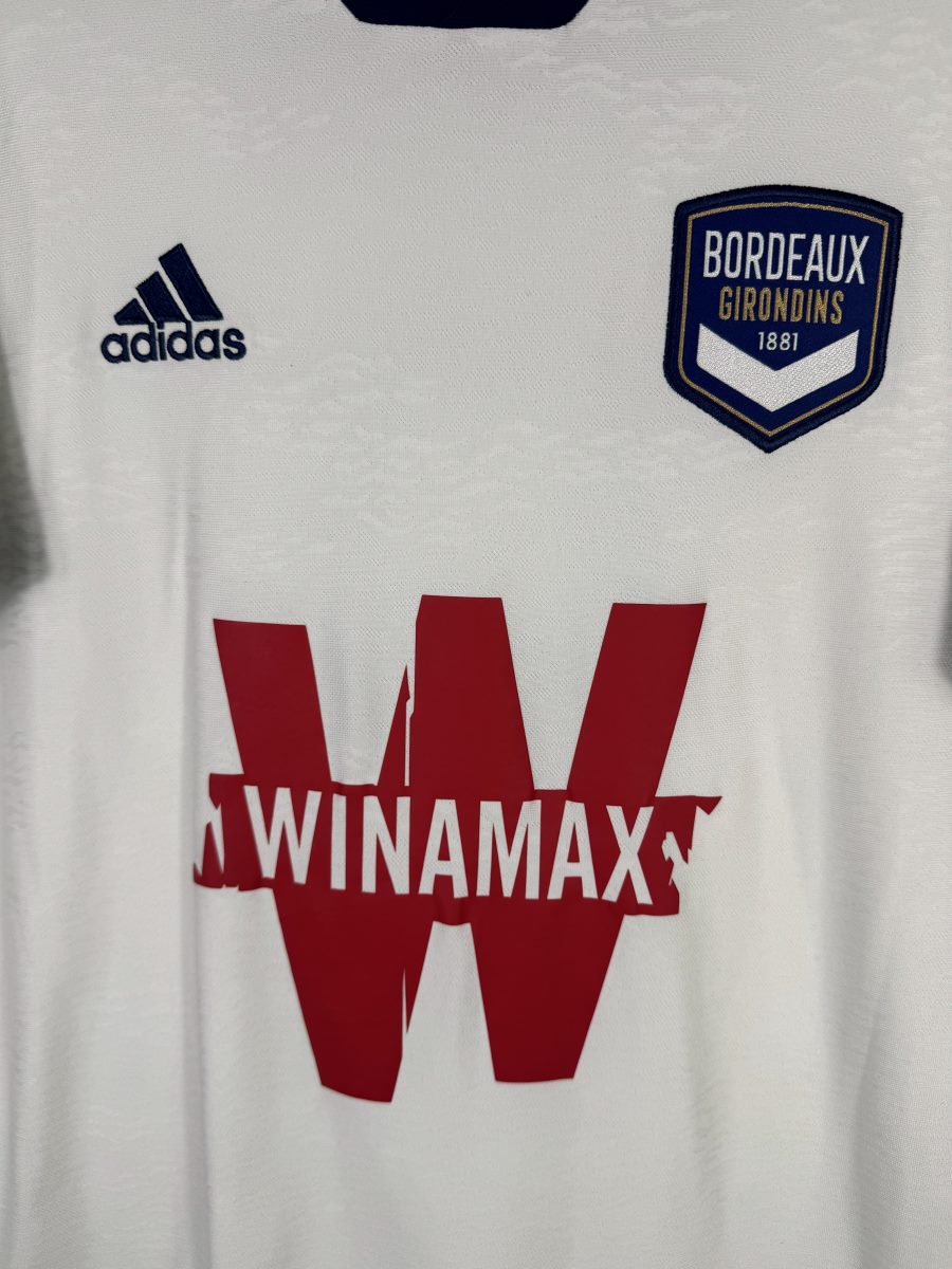 Écusson Bordeaux Girondins 1881 et sponsor Winamax, maillot extérieur 2021-2022 Maja